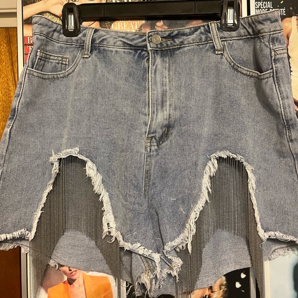 Misguided Denim shorts with chain detail - Picture 4 of 7
